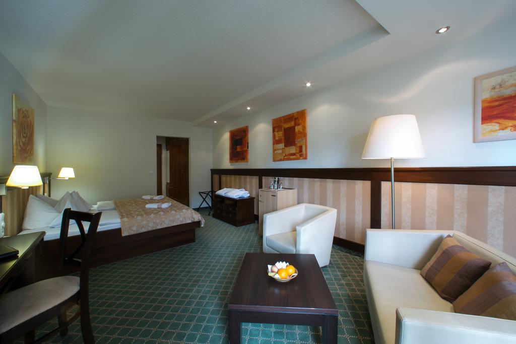 Hotel Hirsch Оберщауфен Екстериор снимка